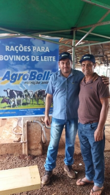 Parceiro Ari Busanello e família inaugura ordenha robotizada em propriedade.